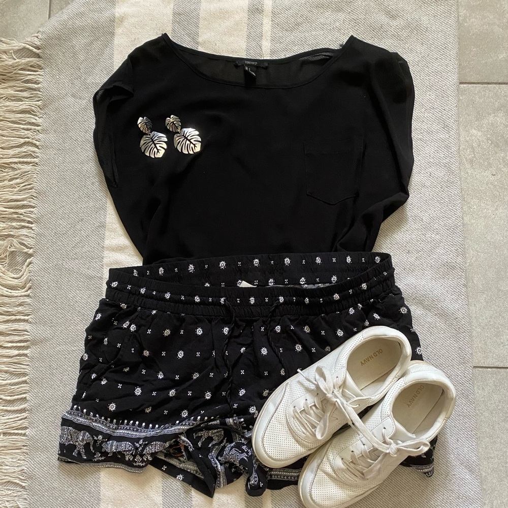 Old Navy Boho Black & White Elephant Shorts 🐘